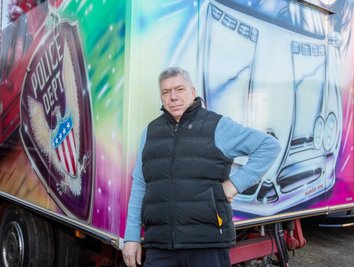 Schausteller Peter Hickmann vor einem seiner Lkw auf seinem Grundstück in Plauen. Wegen der abgesagten Weihnachtsmärkte bangt er um seine Existenz. 