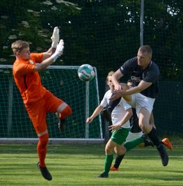 Der Einsatz hat sich gelohnt: Paul Gräbner (r., hier im Duell mit Klaffenbachs Torwart Max Tröger) und der SV Tanne Thalheim treten auch in der kommenden Saison wieder in der Fußball-Landesklasse an. 