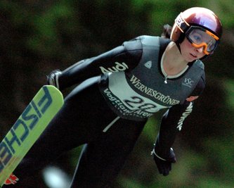 Kristin Schmidt in ihrem Element: Als Skispringerin - hier 2005 innerhalb der Lady-Tournee auf der Schanze in Klingenthal-Mühlleithen - musste sie hart um Anerkennung kämpfen. 