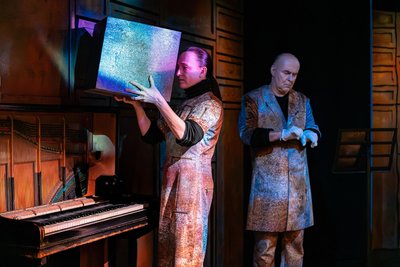Ulrike Euen als Klapauzius und Andreas Manz-Kozár in „Herr Lem“.