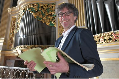 Vorfreude: Freibergs Domkantor Albrecht Koch an der Großen Silbermannorgel im Dom.