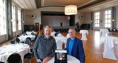 Roy Neupert (li.) und Andreas Bauer, der als Freund und Berater mit an Bord ist, im großen EKM-Saal. 