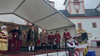 Birgit Lehmann und Jörg Einert haben als Kurfürstenpaar das Stadt- und Schlossfest eröffnet. Bläser aus Gera vertreiben Regen und Wolken. Die ersten Fest-Gäste strömen.