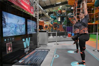 250.000 Euro für Indoor-Erlebniswelt im Erzgebirge: Fundora erhält neue Attraktionen - Beatrice Rößler (vorn) und Kim Kleinhempel vom Stadtwerke-Team vor der „I-Wall“, die in der Fundora neu installiert wurde.