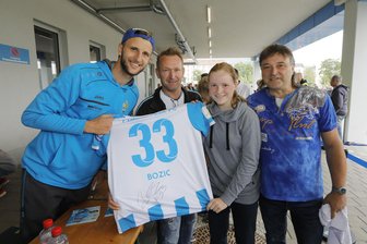 250 Anhänger bei CFC-Fansfest - An den Autogrammtischen bildete sich am Samstag ...
