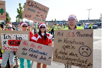 250 Beschäftigte des Einzelhandels streiken vor Kaufland in Zschopau - Rund 250 Menschen haben am Donnerstag vor dem Kaufland in Zschopau gestreikt.
