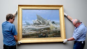 Zwei Mitarbeiter der Alten Nationalgalerie Berlin hängen das Gemälde "Das Eismeer" von Caspar David Friedrich (1774-1840) an die Wand des Museums. Anlässlich des 250. Geburtstages des Künstlers zeigt die Alte Nationalgalerie in Kooperation mit dem Kupferstichkabinett der Staatlichen Museen zu Berlin eine große Ausstellung zum Werk des bedeutendsten Malers der deutschen Romantik. 