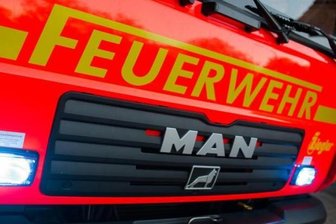 250 Strohballen in Flammen: Kripo ermittelt - Die Feuerwehr musste am Freitag in Neumark eine Strohmiete löschen.