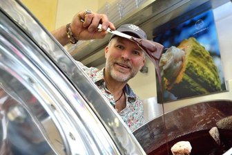 2500 Besucher beim ersten Schokoladenfestival auf Schloss Rochsburg - Patrick Walter (Choco del Sol) am Melangeur, das die Bohnen zu Schokolade zermalt und verfeinert.