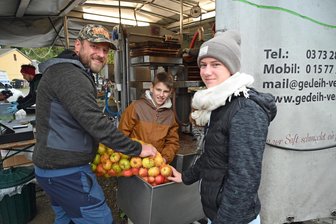 2500 Liter frisch gepresster Apfelsaft: Andrang beim Gahlenzer Apfelfest - 