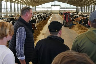 2500 Schüler nutzen Woche der offenen Unternehmen im Erzgebirge - 15 Schüler nutzten das Angebot, in den Arbeitsalltag bei der Bauernland AG hineinzuschnuppern. Kay Weißbach führte sie unter anderem in einen Stall.
