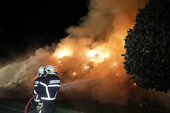 2500 Strohballen in Striegistal in Flammen - Löscharbeiten dauern an -