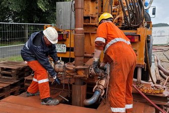 255 Meter tief: Warum an einer wichtigen Straße in Oelsnitz gebohrt wird - Die Arbeiter beim Wechsel der Gestänge, nachdem der Bohrlochverlauf ausgemessen wurde.