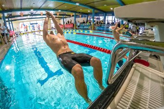 26. Erzgebirgs-Schwimmcup: Spannung und lokale Erfolge bringen Marienberger Becken zum Beben - Beim 26. Internationalen Erzgebirgs-Schwimmcup kämpften insgesamt etwa 450 Sportler um die Bestzeiten. Hier ist der Start eines Wettbewerbs über 200 Meter Rücken zu sehen.