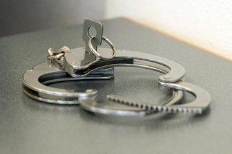            Handschellen liegen auf einem Tisch.