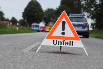 26-Jährige in Neumark von Auto angefahren - Bei einem Unfall in Neumark ist eine Frau schwer verletzt worden.
