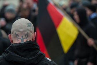 26-Jähriger zeigt Hitlergruß gegenüber einer Gruppe Jugendlicher -