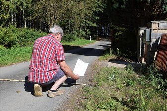 26 Jahre schwelender Straßenbreite-Streit in Zwickau mündet in Handgreiflichkeiten - Hans-Günter Hertel hat sich extra einen drei Meter langen Zollstock besorgt, um die Breite der Straße ausmessen zu können. Sein Zaun behindere der Verkehr nicht, meint er. Das Tiefbauamt sieht das anders und ließ den Zaun abreißen.