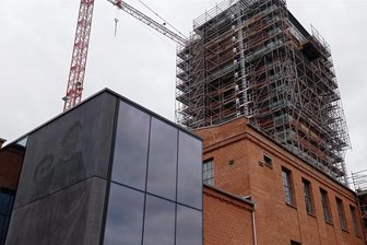 26-Millionen-Euro-Investition in Bergbaumuseum im Erzgebirge: So sieht es auf der Baustelle aus - Die Sanierung des Turmtragwerkes ist in vollem Gange. Aus dieser Perspektive ist auch das Relief über dem Museumseingang (links im Foto) gut zu sehen.
