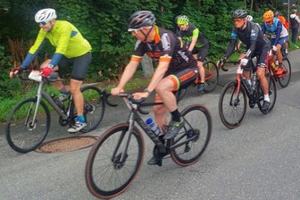 26. Vogtland-Rad-Marathon: Einmal Fichtelberg und zurück - Kurz nach dem Start in Großfriesen: Insgesamt 56 Radler haben sich am Sonntag auf große Tour begeben.