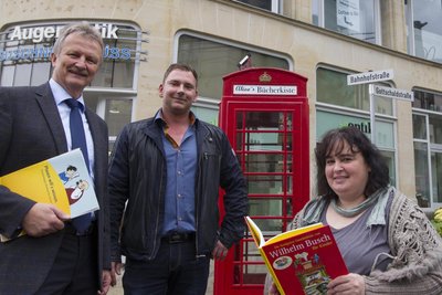 2015 war die Bücherzelle aufgestellt worden. Bei der Einweihung dabei: der damalige Stadtwerke-Chef Peter Kober, Erik Zapf vom städtischen Bauhof und Initiatorin Nicole Döhling.