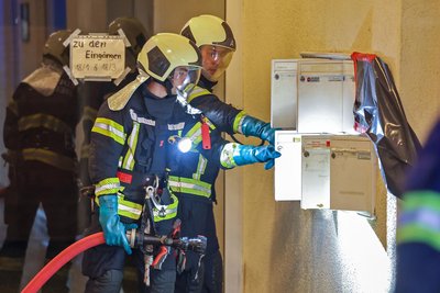Die Feuerwehrleute öffneten mehrere Briefkästen.