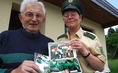 Birgit Hennig verbindet ihren Vortrag mit einer netten Geste: sie hat für Johannes Mehner ein kleines Geschenk im Gepäck. 