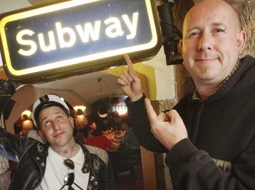 Vor 19 Jahren eröffnete Mario Forberg (vorn) das "Subway". Der Konzertkalender ist bis Herbst voll.