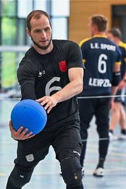 Goalballer Oliver Hörauf voller Konzentration auf den nächsten Angriff. 