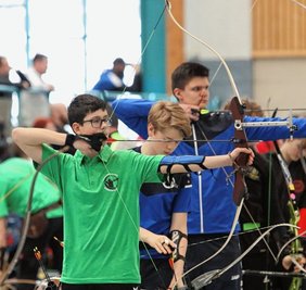 Simon Göhler (l., SV Schlettau) war einer von 90 Bogenschützen, die in der Silberlandhalle um die Landesmeistertitel kämpften. Mit dem Recurve-Bogen durfte er sich über die Silbermedaille freuen. 