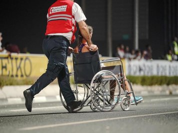             Nur 40 der 68 gestarteten Teilnehmerinnen kamen beim Marathon in Doha ins Ziel: Ein Sanitäter bringt eine erschöpfte Läuferin von der Strecke.
