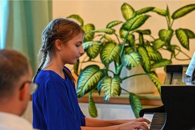 Festkonzert zum Schuljubiläum, hier Schülerin Sarah Teubner am Klavier.
