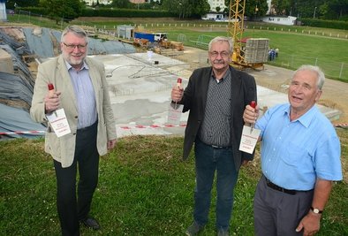 Borck (r.) sowie Landrat Matthias Damm (l.), damals noch Oberbürgermeister von Mittweida, und Planer Stefan Lochschmidt vor der Grundsteinlegung für die neue Tribüne im Stadion am Schwanenteich im Juni 2014.