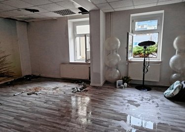 Beschädigungen an den Decken, aufgeweichtes Parkett, verrußtes Interieur - ein nasser Trümmerhaufen ist nach dem Löschen am Donnerstag übrig geblieben. Das Haus selbst sei einsturzgefährdet, heißt es.