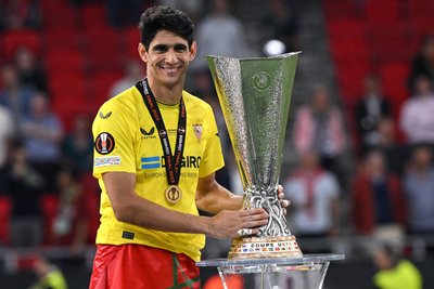 Auf dem Zettel steht auch der marokkanische Nationaltorhüter Yassine Bounou ("Bono") vom FC Sevilla …
