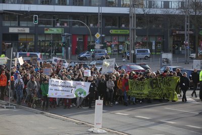 Mehrere hundert meist junge Leute ziehen durch die Chemnitzer Innenstadt.