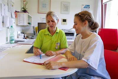 Talea Schimmel und Praxisanleiterin Kerstin Wolfram besprechen die weiteren Arbeitsaufgaben im Pflegeheim.