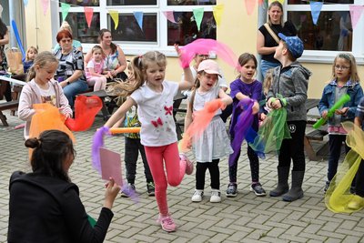 Die Große Dorfspatzengruppe gestaltete einen Gesangs.- und Tanzbeitrag namens Farben sind für alle da.