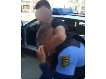 Die Polizei sollte einen jungen Libyer abführen und zum Gericht bringen. Ein Video zeigt, wie der Einsatz eskalierte.