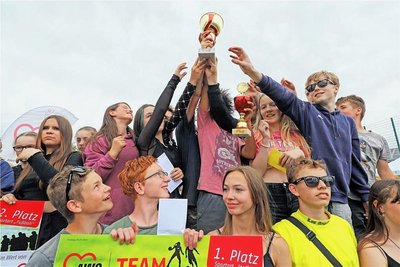 Die Sieger der Montessori-Schule recken sich nach dem großen Wanderpokal.