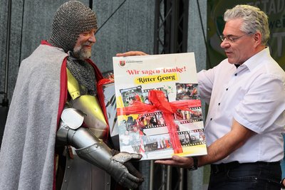 Von Oberbürgermeister Ruben Gehart (r.) erhielt der scheidende Ritter einen geschnitzten Ritter Georg sowie eine Fotocollage mit Schnappschüssen aus seiner Amtszeit.