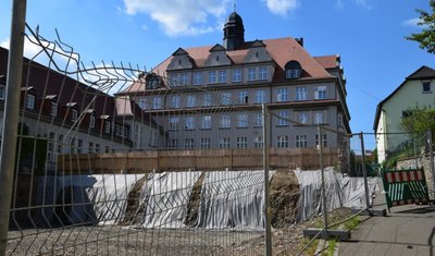 So sieht es aktuell am Elsterberger Schulzentrum aus. Die Turnhallenbaustelle ist verwaist. 