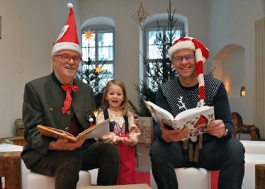 Zur Eröffnung der Märchenstube haben Reiner Uhlisch (li.) und Schneebergs Bürgermeister Ingo Seifert (re.) Kindern, wie der dreijährige Johanna Müller aus Schneeberg (Mitte) aus Grimms Märchen vorgelesen.