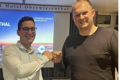 Auf dem Weg zu einer neuen Betreiberstruktur im Skigebiet am Fichtelberg haben Bürgermeister Jens Benedict (rechts) und LGO-Chef Constantin Gläß einiges zu besprechen.