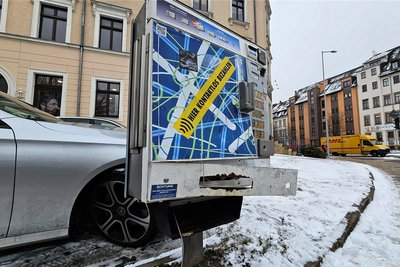 Polizisten haben an der Straße der Nationen Zigarettendiebe nach deren Einbruch in einen Automaten gestellt.