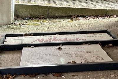 Das Werbeschild liegt seit Sommer unter dem großen Treppenaufgang.