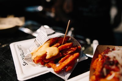 Die kanadische Fast-Food-Spezialität Poutine, eine Art Pommes, wird mit verschiedenen Toppings angeboten.