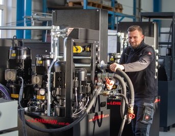 Monteur Patrick Renz an einer von der Firma Lehmann UMT in Jocketa neu gefertigten Anlage, die für den Export bestimmt ist. 