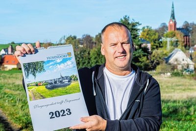 Fotograf Jan Kunig zeigt seinen Kalender mit historischen und aktuellen Hohndorfer Ortsansichten. Die ersten 400 Exemplare gingen weg wie die berühmten warmen Semmeln. 