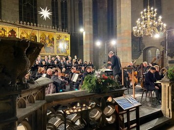 Der vor einigen Jahren restaurierte berühmte Wohlgemut-Altar bot die festliche Kulisse für die Aufführung des Weihnachtsoratoriums im Zwickauer Dom St. Marien.